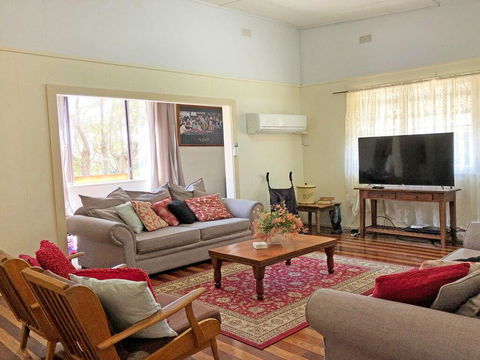 'Daves Place', 27 Rigney St - Holiday House With WIFI, Aircon & Boat Parking - Accommodation Rockhampton 3