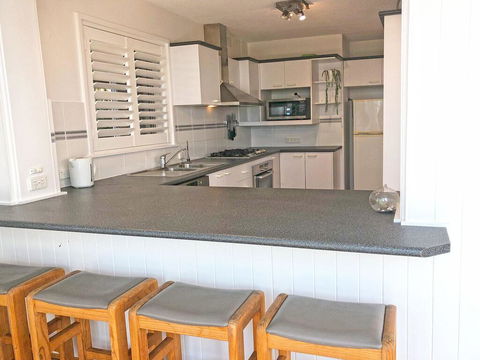 'Mooring One Downstairs', 23 Shoal Bay Rd - Fantastic Ground Floor Duplex With Views, WIFI And Air Conditioning - Accommodation Rockhampton 2