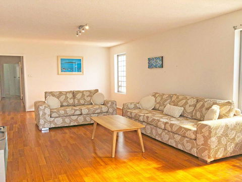 'Mooring One Downstairs', 23 Shoal Bay Rd - Fantastic Ground Floor Duplex With Views, WIFI And Air Conditioning - Accommodation Rockhampton 1