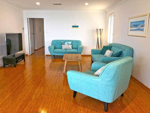 'Mooring Two Upstairs', 23 Shoal Bay Rd - Stunning Views, WIFI, Air Conditioning And Boat Parking - Accommodation Rockhampton 3
