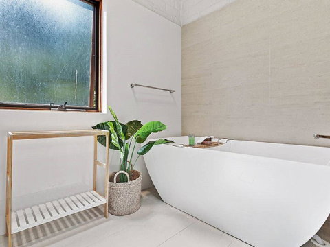 'Nunkeri', 5 Kerrie Close - Stunning House With Fabulous Views, Linen, WIFI & Air Conditioning - Accommodation Rockhampton 2