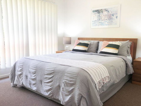 'Sandy Palms' 28 Moorooba Cr - Beautiful Home With Wifi, Air-con And Boat Parking - Accommodation Rockhampton 1