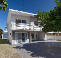 'SeaHaven' 2 Richardson Ave - Large home with Aircon Smart TV WIFI Netflix  Boat Parking - Accommodation Rockhampton