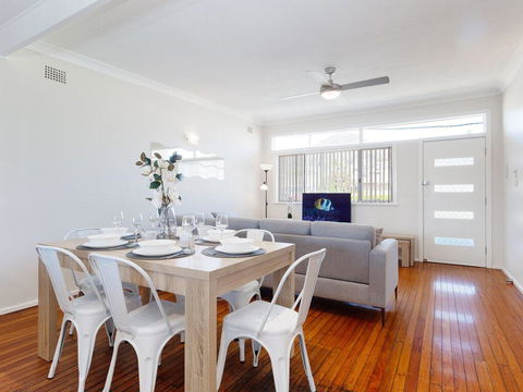 'Shoalz', 28 Rigney Street - Renovated Pet Friendly Cottage & Boat Parking - Accommodation Rockhampton 2