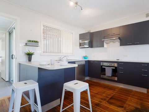 'Shoalz', 28 Rigney Street - Renovated Pet Friendly Cottage & Boat Parking - Accommodation Rockhampton 3