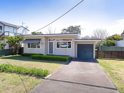'Shoalz', 28 Rigney Street - Renovated Pet Friendly Cottage & Boat Parking - Accommodation Rockhampton 0