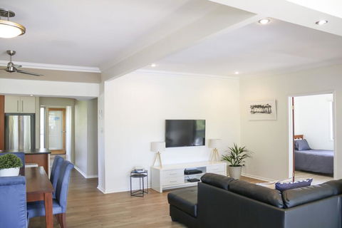 'Top Tier' Dog Friendly Holiday Home - Accommodation Rockhampton 3