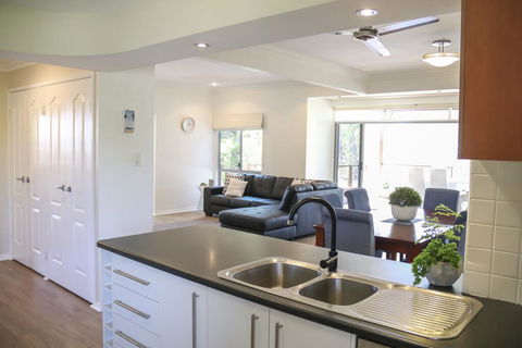 'Top Tier' Dog Friendly Holiday Home - Accommodation Rockhampton 2