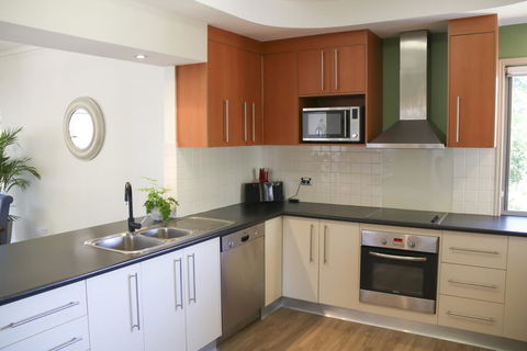 'Top Tier' Dog Friendly Holiday Home - Accommodation Rockhampton 1