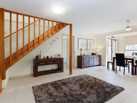 'Willows At The Bay' 111 Horace St - Large House With Aircon, WIFI And Boat Parking. - Accommodation Rockhampton 3