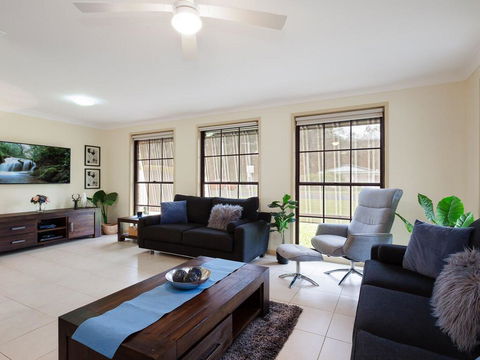 'Willows At The Bay' 111 Horace St - Large House With Aircon, WIFI And Boat Parking. - Accommodation Rockhampton 1