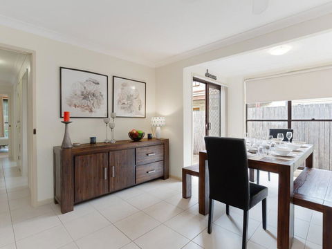 'Willows At The Bay' 111 Horace St - Large House With Aircon, WIFI And Boat Parking. - Accommodation Rockhampton 2