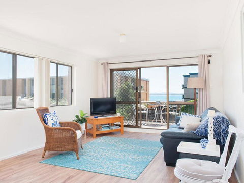 1 'BAHIA', 47 RONALD AVE - GREAT LOCATION WITH FILTERED WATER VIEWS - Accommodation Rockhampton 2
