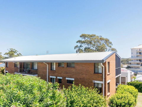 1 'BAHIA', 47 RONALD AVE - GREAT LOCATION WITH FILTERED WATER VIEWS - Accommodation Rockhampton 1