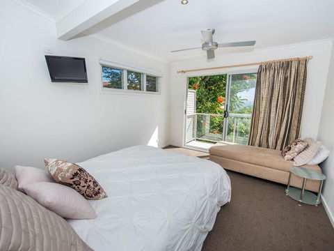 1 'Florida', 5 Lillian Street - 2 Min Walk To Beach, Shops & Restaurants - Accommodation Rockhampton 3
