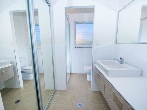 1 'Florida', 5 Lillian Street - 2 Min Walk To Beach, Shops & Restaurants - Accommodation Rockhampton 1