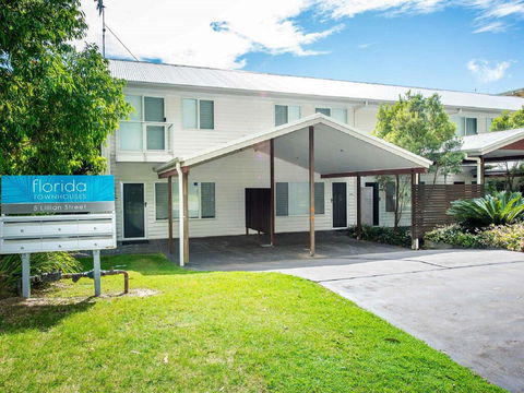 1 'Florida', 5 Lillian Street - 2 Min Walk To Beach, Shops & Restaurants - Accommodation Rockhampton 0