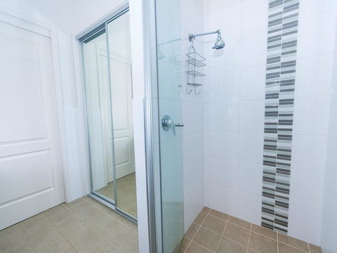 1 'Florida', 5 Lillian Street - 2 Min Walk To Beach, Shops & Restaurants - Accommodation Rockhampton 2