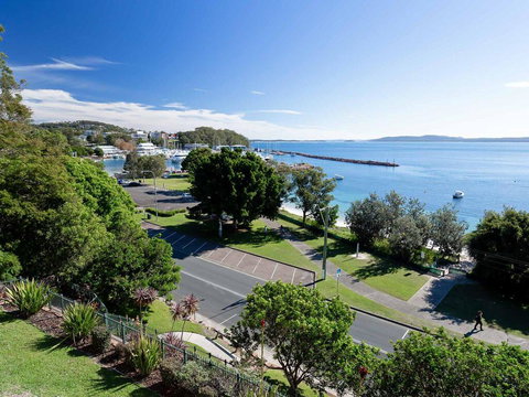 1 'Kiah', 53 Victoria Parade - Stunning Views, Wifi, Aircon, Just Across The Road To The Water - Accommodation Rockhampton 0