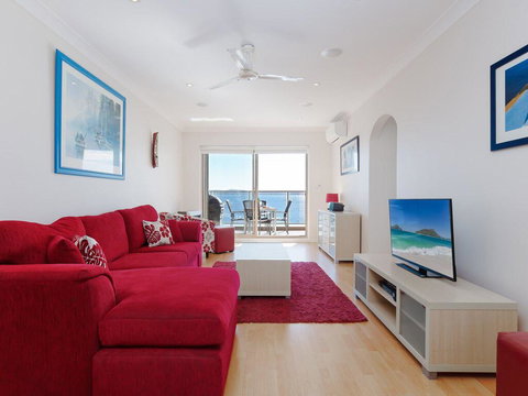 1 'Kiah', 53 Victoria Parade - Stunning Views, Wifi, Aircon, Just Across The Road To The Water - Accommodation Rockhampton 1