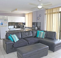 1 'The Commodore' 9-11 Donald St - Ground Floor Unit Close To Shops Cafe's And Marina - Accommodation Rockhampton