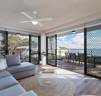 1 'The Poplars' 34 Magnus St - panoramic water views pool aircon  WIFI - Accommodation Rockhampton