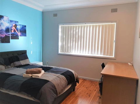 1 Double Quaint Private Room Near Public Bus Transport - SHAREHOUSE - Accommodation Rockhampton 0