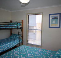 1 Naiad Court - Lowset family home with swimming pool and covered deck. Pet friendly - Accommodation Rockhampton