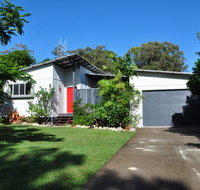 10 Double Island Drive - Modern family home centrally located swimming pool  outdoor area - Accommodation Rockhampton