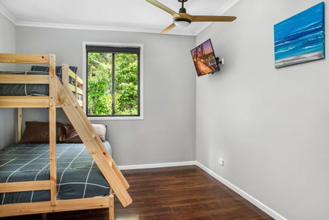 11 Naiad Court - Rainbow Shores, Fantastic Family Retreat, Swimming Pool, 200m To Beach, Free Wi-Fi - Accommodation Rockhampton 1