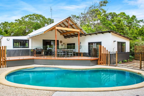 11 Naiad Court - Rainbow Shores, Fantastic Family Retreat, Swimming Pool, 200m To Beach, Free Wi-Fi - Accommodation Rockhampton 0