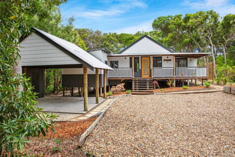 11 Naiad Court - Rainbow Shores, Fantastic Family Retreat, Swimming Pool, 200m To Beach, Free Wi-Fi - Accommodation Rockhampton 3