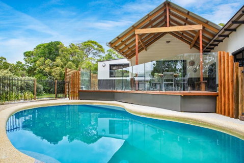 11 Naiad Court - Rainbow Shores, Fantastic Family Retreat, Swimming Pool, 200m To Beach, Free Wi-Fi - Accommodation Rockhampton 2