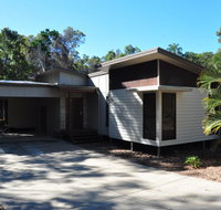 12 Satinwood Drive - Family home with swimming pool located in natural bushland and close to beach - Accommodation Rockhampton