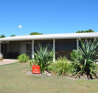 12 Zircon Street - Renovated beach shack with the perfect blend of comfort and coastal cool - Accommodation Rockhampton
