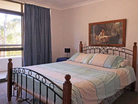 15 'The Commodore' 9-11 Donald Street - Great Unit Only A Short Walk To CBD - Accommodation Rockhampton 3