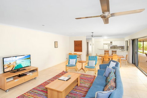 18 Naiad Court - Rainbow Shores, Modern Beach House, Walk To Beach - Accommodation Rockhampton 2