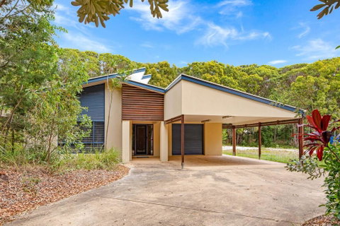 18 Naiad Court - Rainbow Shores, Modern Beach House, Walk To Beach - Accommodation Rockhampton 0