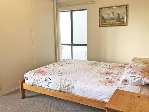 2 'Tradewinds', 110 Victoria Parade - Fantastic Unit With Waterviews & Close To The Marina - Accommodation Rockhampton 1