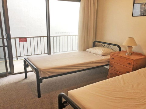 2 'Tradewinds', 110 Victoria Parade - Fantastic Unit With Waterviews & Close To The Marina - Accommodation Rockhampton 3