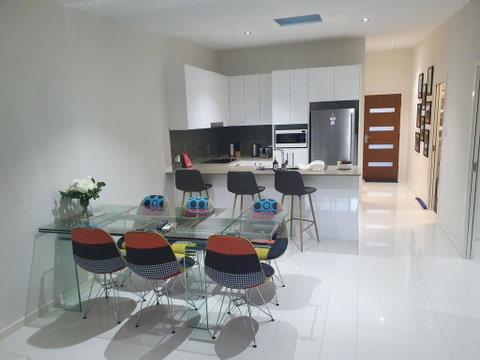 2 BDR Sea View Guest House - Accommodation Rockhampton 2