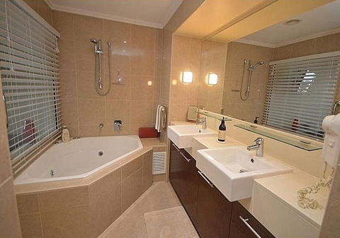 2 BDR/Apt/Foxtel/WiFi/Pool/parking/Spa/Hervey Bay - Accommodation Rockhampton 2