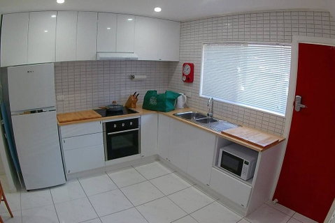 2 Bedroom Apartment In Surfers Central - Accommodation Rockhampton 1