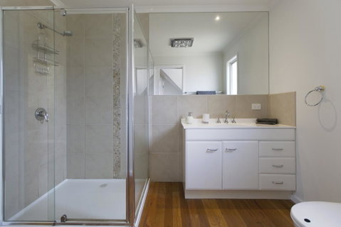 2 Marma Retreat With Jacuzzi, Heated Pool, Pet Friendly, Foxtel - Accommodation Rockhampton 2