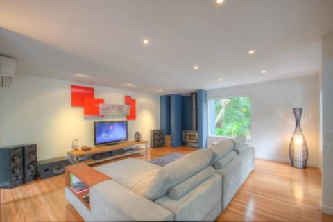 2 Satinwood Drive - Rainbow Shores, Executive Level Beach House, Pool, Walk To Beach - Accommodation Rockhampton 2