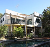 20 Orania Court - Two storey family home with swimming pool patio  large deck. Pet friendly - Accommodation Rockhampton