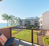 24 'The Poplars' 34 Magnus Street - views aircon WIFI Netflix  Pool - Accommodation Rockhampton