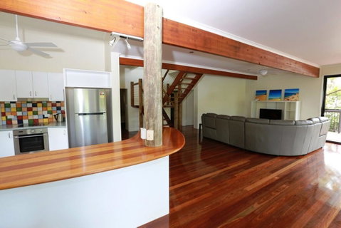 25 Naiad Court - Rainbow Shores, The Ultimate Beachside Executive Property, Air Conditioned - Accommodation Rockhampton 1