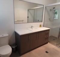 26 Satinwood Drive- Low set modern sleeps 8 - Accommodation Rockhampton