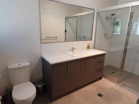 26 Satinwood Drive- Low Set Modern, Sleeps 8 - Accommodation Rockhampton 0